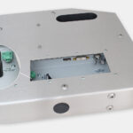Monitores industriales de montaje universal con pantalla panorámica y pantallas táctiles resistentes según IP65/IP66 de 19,5”, vista de salida para cables